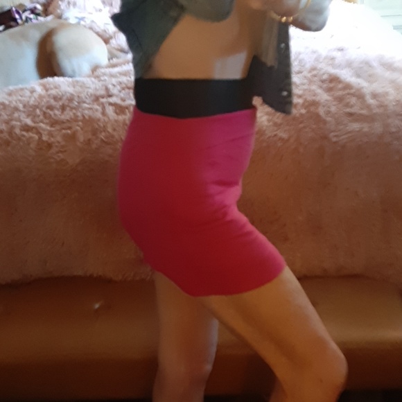 MODAL! RASPBERRY MINI SKIRT XS Express - Picture 2 of 5